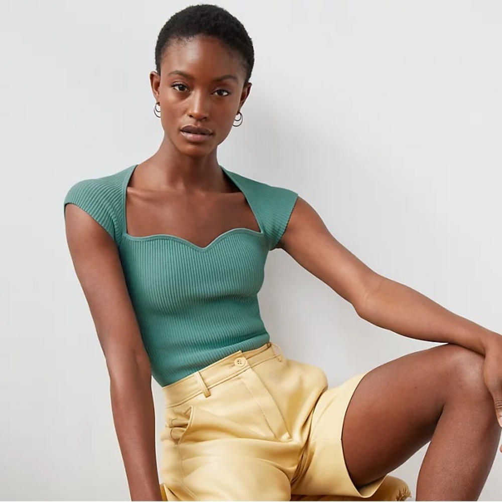 Aritzia Babaton Sculpt Knit Sweetheart Short-Sleeve Top